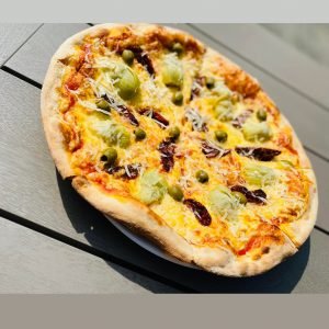 Pizza Estiva - A nyár pizzája (paradicsomszósz, articsóka, aszalt paradicsom, olívabogyó, parmezán)