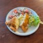 Pankómorzsás csirkemell rántva, fetával és lilahagymával töltve, görög salátával